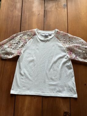 Zero 0 Degrees Celsius Cream Top With Floral Eyelet Sleeves, Women’s Small